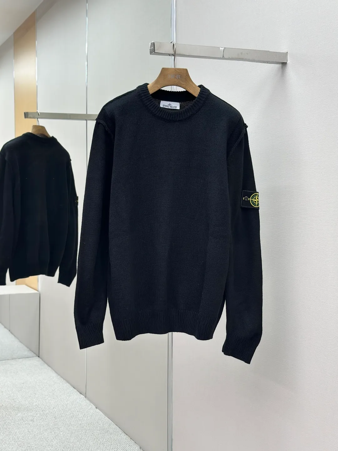 P420 Stonelsland Stone Island arm embroidered logo sweater Fabric: 30% wool, 50% cotton, 20% spandex.  Accessories: The arm embroidery logo is made of double-layer soft leather, with embroidery logo technology on the surface and embellishment with the brand logo. Comes with laser engraved metal buttons.  Process: garment washing-fixing color-fixing pattern-removing wool impurities.  This style is woven with a 7-needle imported machine, with knitted threads on the neck and hem, and embroidered logos on the arms to present the brand vision.  Accessories: Customized 1:1 washed trademark Accessories: Customized 1:1 embroidery label Accessories: Customized 1:1 lettering buttons Craftsmanship: S-M-L-XL Color: Black-Grey